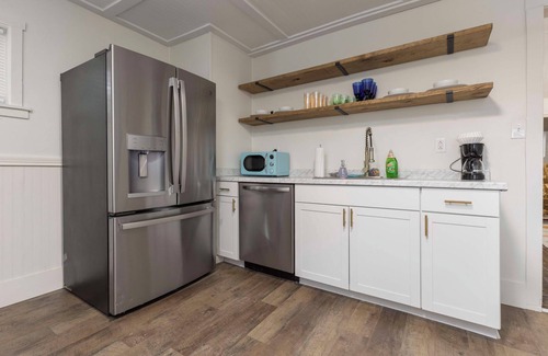 Smoketown Jackson Apartment | Cozy 2-bedroom apartment in adorable Downtown Louisville with WiFi, AC