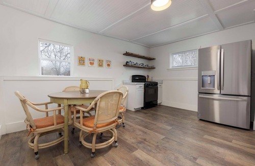 Smoketown Jackson Apartment | Cozy 2-bedroom apartment in adorable Downtown Louisville with WiFi, AC