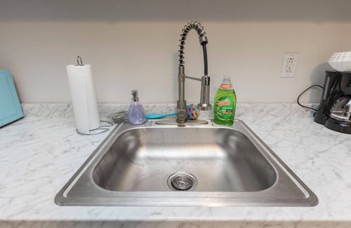 Smoketown Jackson Apartment | Cozy 2-bedroom apartment in adorable Downtown Louisville with WiFi, AC