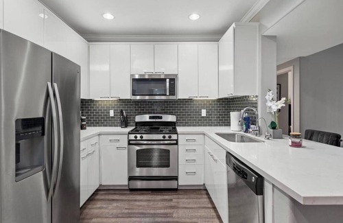 Downtown Apartment | Cozy 2-bedroom apartment in pleasant Glendale with WiFi, AC