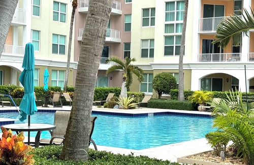 East Ocean Ave Apartment | Cozy 2-bedroom apartment in delightful Lantana with WiFi, fitness room