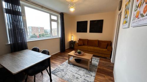 Woking Apartment | Cozy 2 Bedroom Apartment close to Town Centre