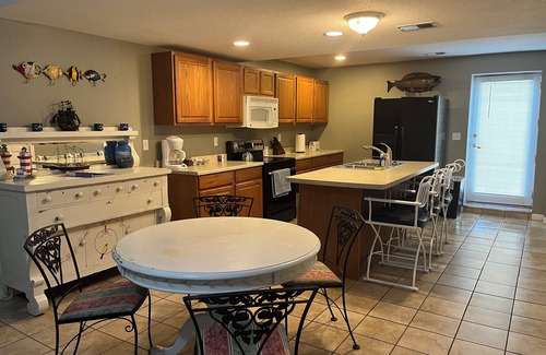 Lorain Apartment | Cozy 2-bedroom apartment in charming Lorain with AC