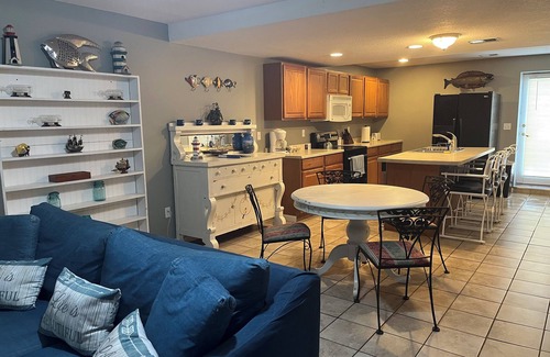 Lorain Apartment | Cozy 2-bedroom apartment in charming Lorain with AC