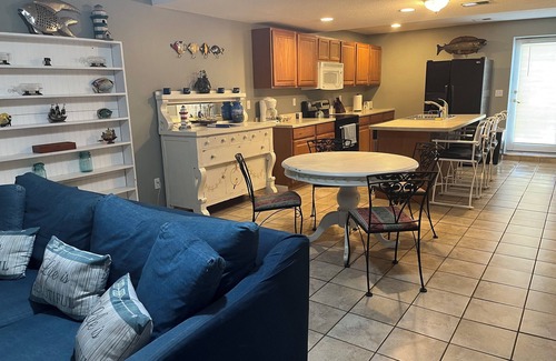 Lorain Apartment | Cozy 2-bedroom apartment in charming Lorain with AC