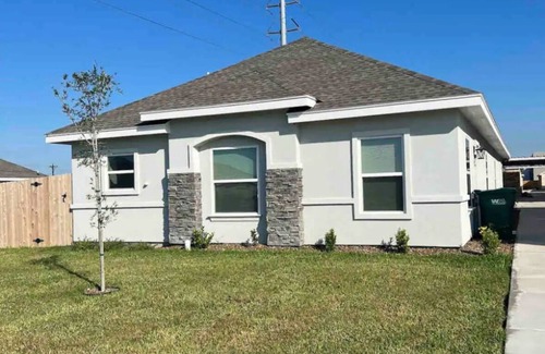 Pharr Apartment | Cozy 2-bedroom apartment in fabulous with WiFi, AC
