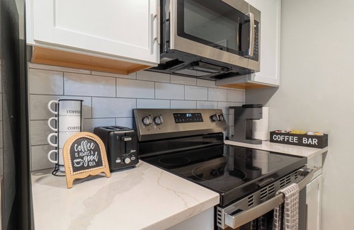 Saugus Apartment | Cozy 2-bedroom apartment near Boston with free Wi-Fi, parking, laundry & dryer