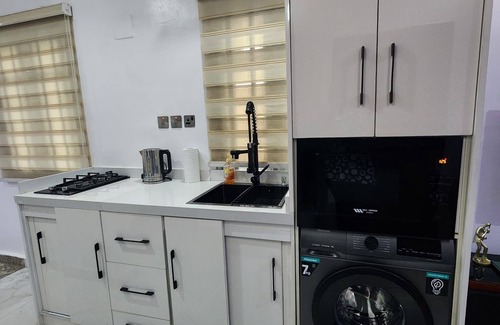 Mushin House | Cozy 2-bedroom bnb in beautiful Palmgrove Estate Ilupeju Lagos with AC & WiFi