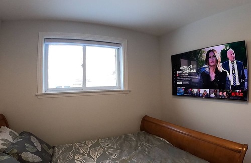 Aurora House | Cozy 2-Bedroom Bungalow with Free parking space