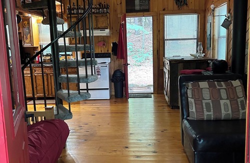 Blairsville Cabin | Cozy 2-bedroom cabin in awesome Blairsville with ac and wifi.