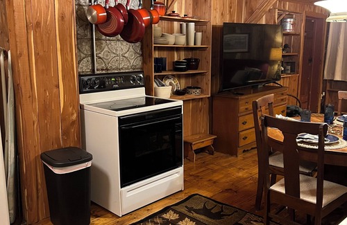 Halfway Cabin | Cozy 2-bedroom cabin in Scottsville with creek access, fishing, kayaking,