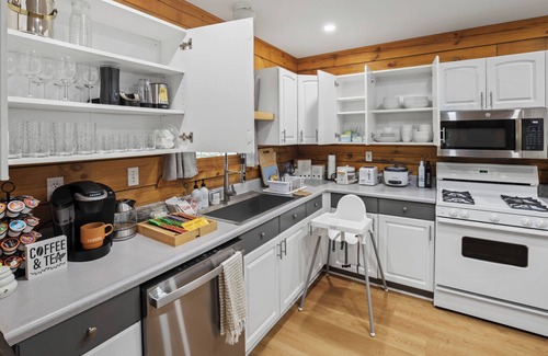 Clinton Cabin | Cozy 2-bedroom cabin in charming Clinton with AC, WiFi, Family friendly.