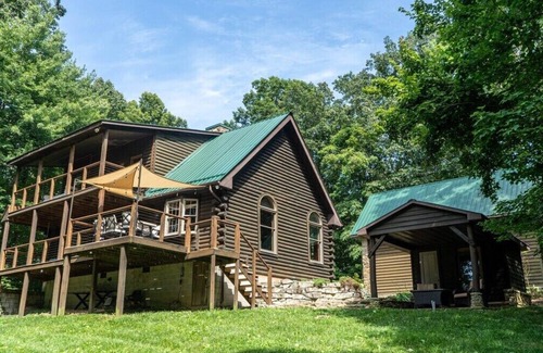 Monterey Cabin | Cozy 2 bedroom cabin nestled in wooded hideaway