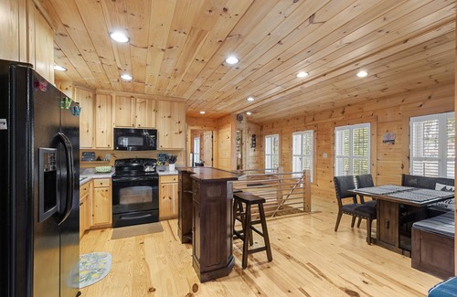 Hayward Cabin | Cozy 2 bedroom cabin on the water - great location, must see!