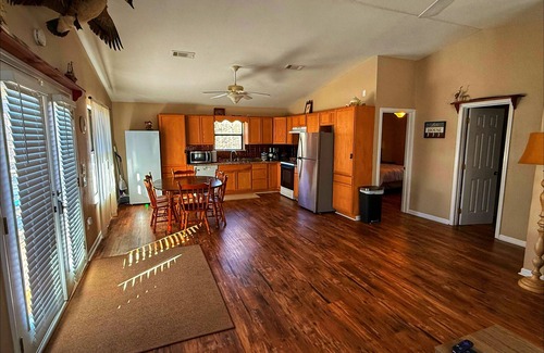 Minden Cabin | Cozy 2-bedroom cabin with WiFi, AC in tranquil Doyline