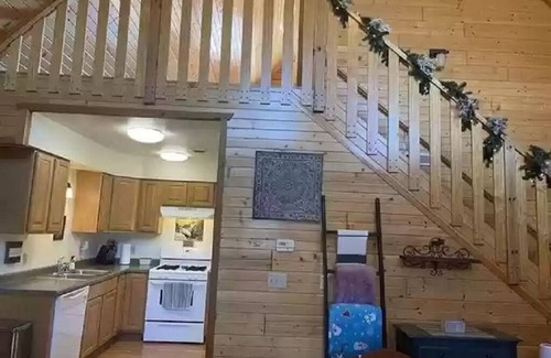 Warrens Cabin | Cozy 2 bedroom cabin with spacious loft perfect for the family
