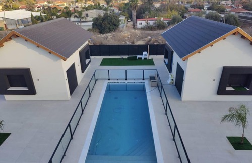 Safsufa Ski Chalet | Cozy 2-bedroom chalet in enchanting Kfar Hoshen with swimming pool, AC, WiFi