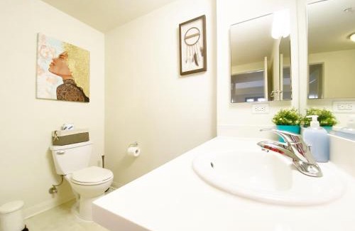 Los Angeles Hotel | Cozy 2 Bedroom Close to LAX With Pool & Free Parking
