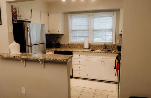 Charlotte Condo | Cozy 2-bedroom condo in heart of Charlotte with AC, WiFi