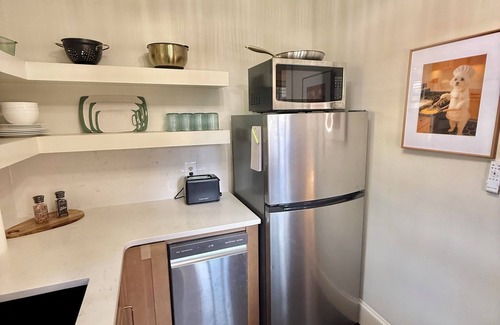Greensboro Condo | Cozy 2-bedroom condo with WiFi, AC in fantastic Greensboro