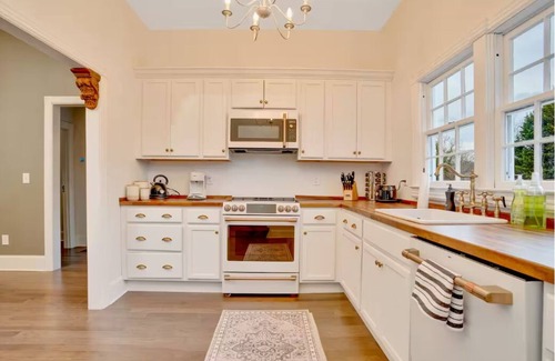 Flintstone Cottage | Cozy 2-bedroom cottage in lovely Chattanooga. Pet Friendly!