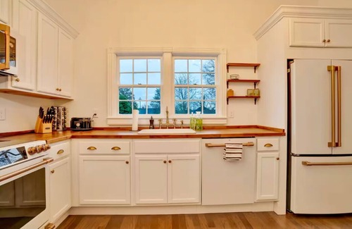 Flintstone Cottage | Cozy 2-bedroom cottage in lovely Chattanooga. Pet Friendly!