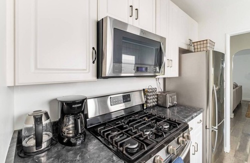 Middletown Cottage | Cozy 2 Bedroom Cottage with Bay View