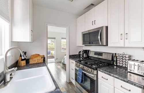 Middletown Cottage | Cozy 2 Bedroom Cottage with Bay View