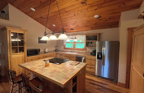 Topton Cottage | Cozy 2-bedroom cottage. with a beautiful mountain view in lovely Nantahala, NC.