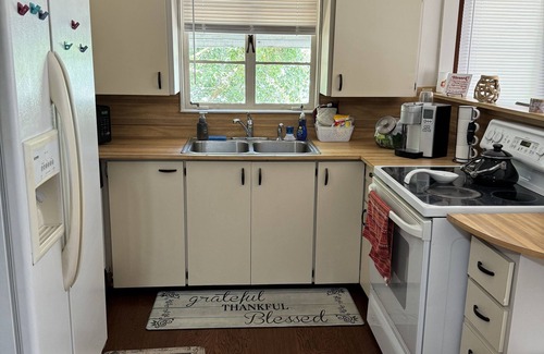 Clermont House | Cozy 2 bedroom downtown Clermont . Lake views by the West Orange Bike Trail.