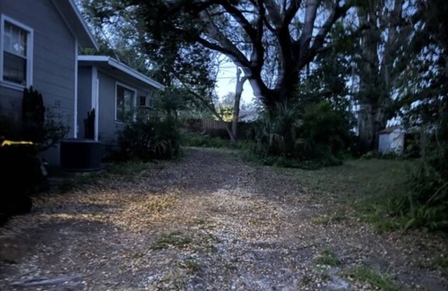 Clermont House | Cozy 2 bedroom downtown Clermont . Lake views by the West Orange Bike Trail.