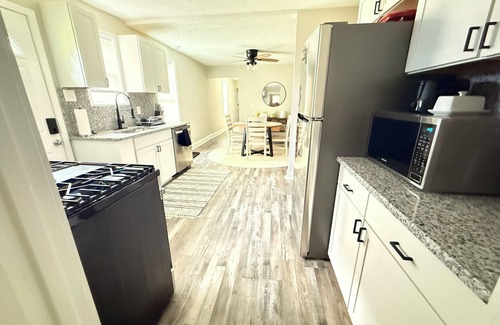 Uptown House | Cozy 2 bedroom Home by St. Jude & I-40. Downtown-Memphis