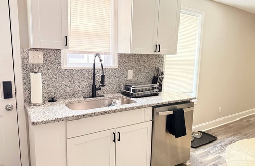 Uptown House | Cozy 2 bedroom Home by St. Jude & I-40. Downtown-Memphis