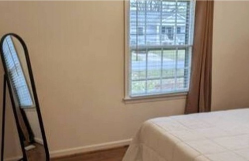 East Raleigh House | Cozy 2 Bedroom Home For Traveling Nurses