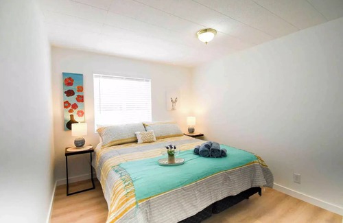 Rialto House | Cozy 2 bedroom home in Rialto with Mountain & Garden Views, near Downtown.