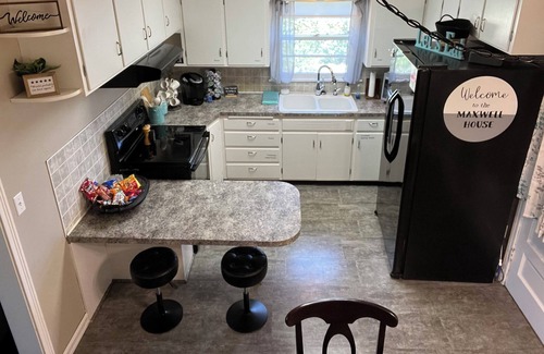 McPherson House | Cozy 2-bedroom home near McPherson College/park with HUGE yard- NO CLEANING FEES