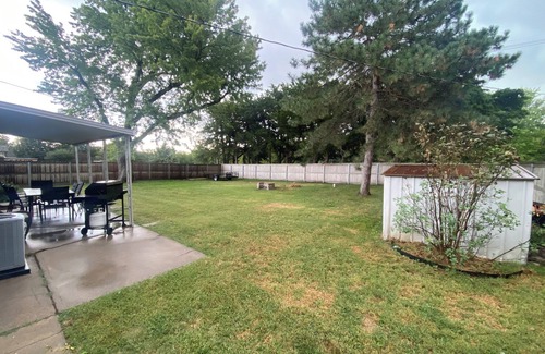 McPherson House | Cozy 2-bedroom home near McPherson College/park with HUGE yard- NO CLEANING FEES