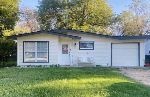 Fort Worth House | Cozy 2 Bedroom Home (Entire House)