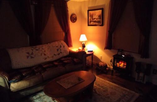 Lake Breeze Park House | Cozy 2 Bedroom Home