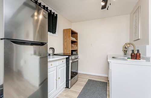 Mayfield House | Cozy 2-bedroom Home with Gym Near Downtown/WEM