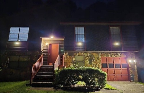 Riverdale House | Cozy 2-bedroom house with AC and WiFi in College Park