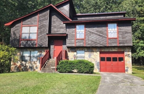 Riverdale House | Cozy 2-bedroom house with AC and WiFi in College Park