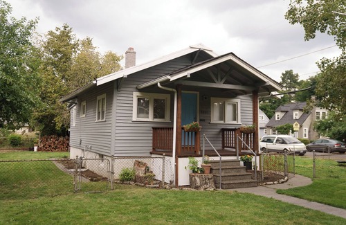University Park House | Cozy 2-bedroom house across from city park - 5 blocks to U of P with WiFi.