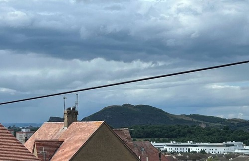 Gilmerton House | Cozy 2-bedroom house in quaint Edinburgh with WiFi