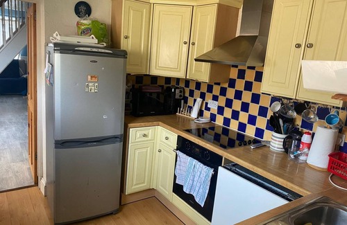 Chessington North and Hook House | Cozy 2 bedroom house