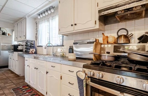 Stoneham House | Cozy 2-bedroom house in a tranquil neighborhood in Stoneham with WiFi, AC