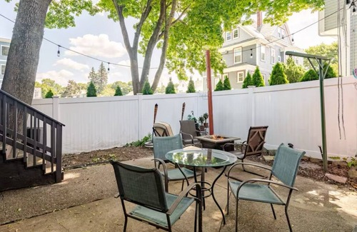 Stoneham House | Cozy 2-bedroom house in a tranquil neighborhood in Stoneham with WiFi, AC