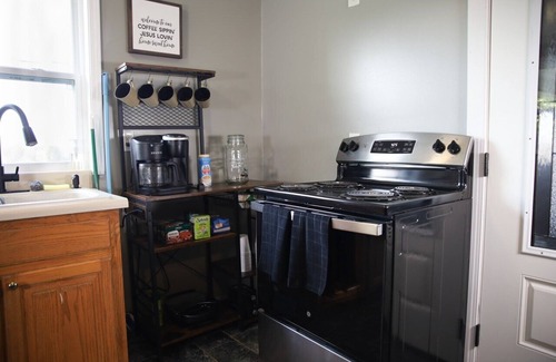 Jamestown House | Cozy 2-bedroom house in Jamestown with AC, WiFi