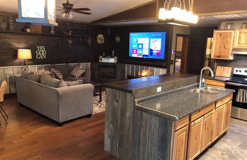 Yellville Cottage | Cozy 2 bedroom in Lead Hill by Bull Shoals Lake