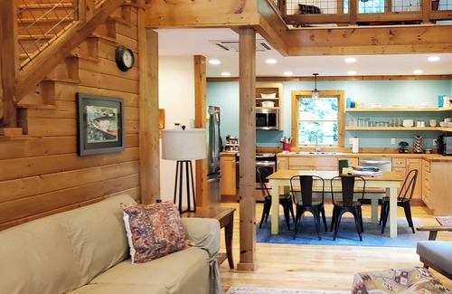 Cashiers Cabin | Cozy 2 bedroom, pet friendly cabin in Cashiers, NC with spectacular views.
